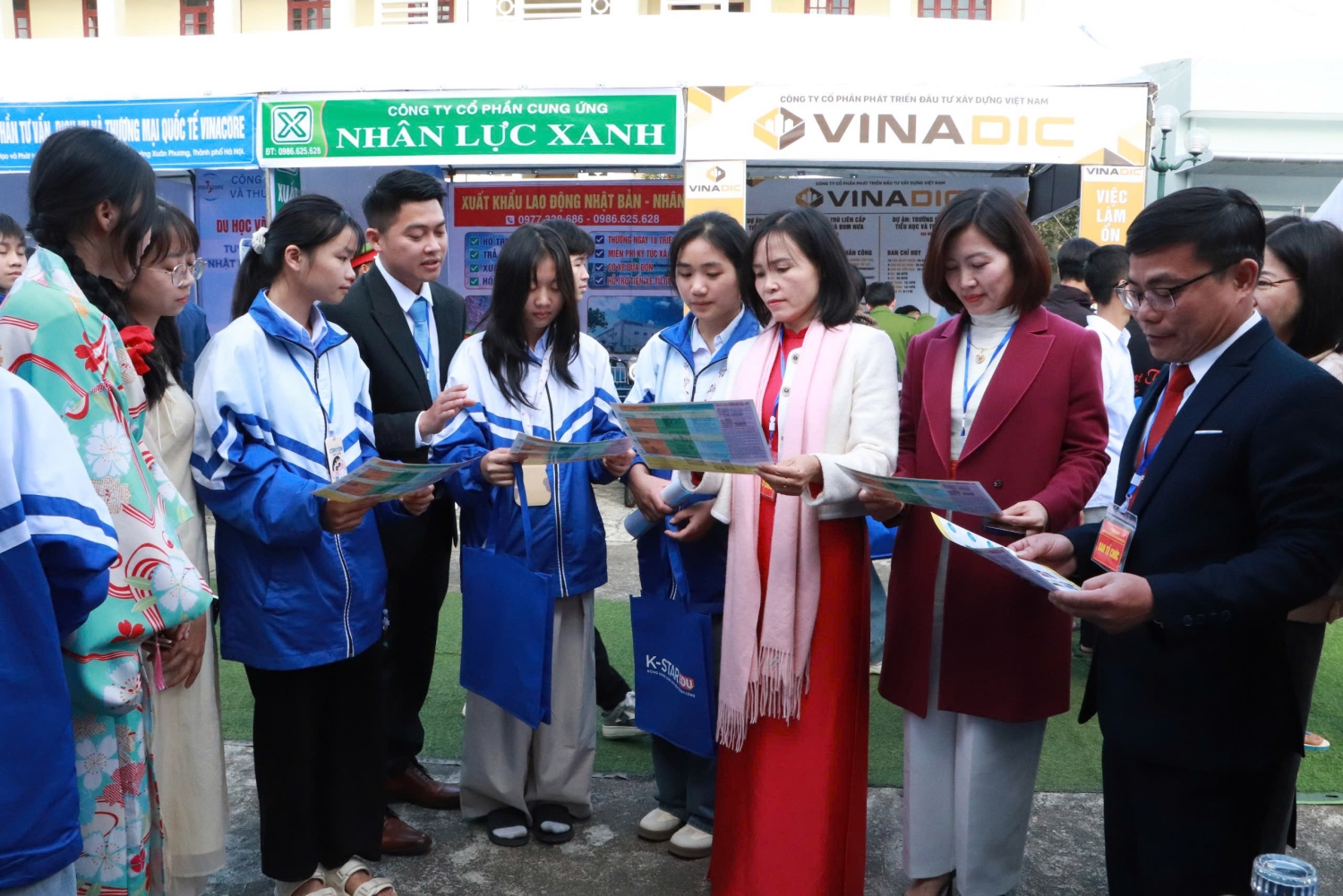 Lãnh đạo Sở Nội vụ cùng doanh nghiệp, người lao động, học sinh, sinh viên cùng trao đổi về các thị trường lao động