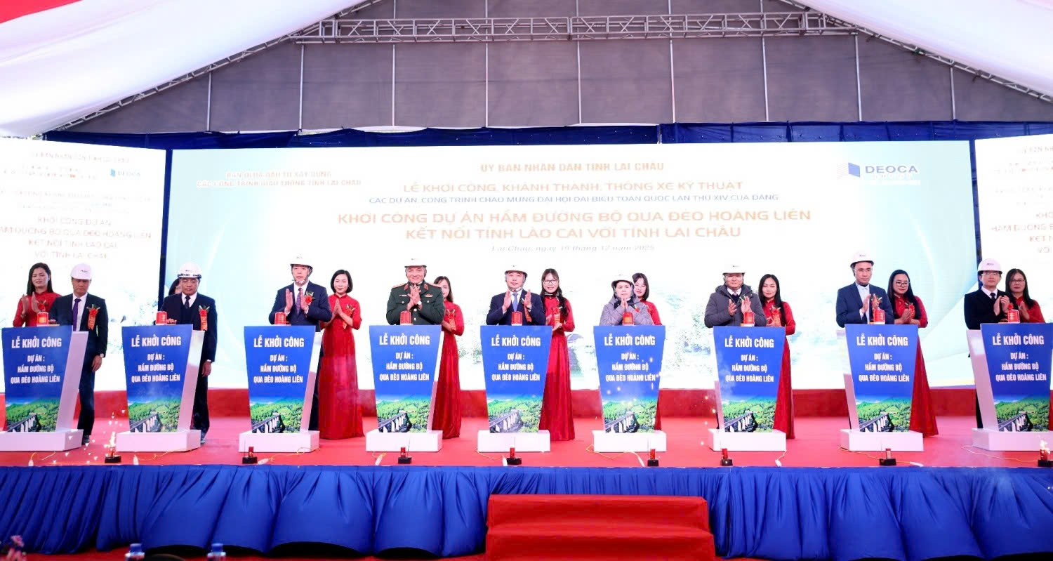 Các đại biểu thực hiện Nghi thức bấm nút khởi công Dự án Hầm đường bộ qua đèo Hoàng Liên kết nối tỉnh Lào Cai với tỉnh Lai Châu