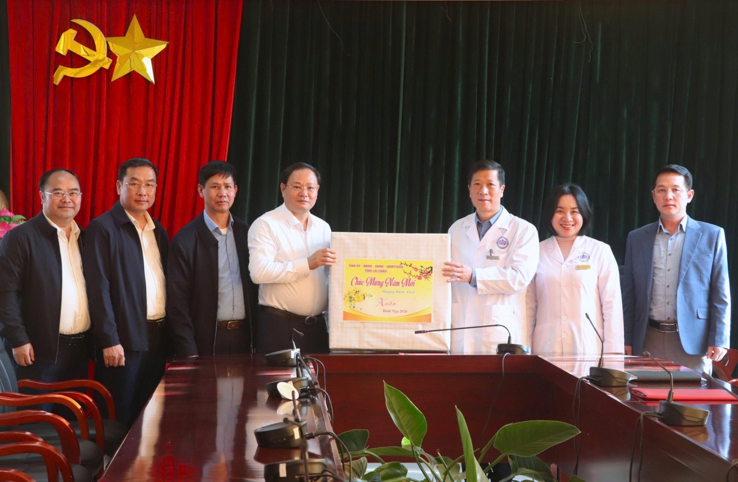 Bí thư Tỉnh ủy Lê Minh Ngân và Đoàn công tác trao quà của Tỉnh ủy, HĐND, UBND, Ủy ban MTTQ Việt Nam tỉnh động viên Bệnh viện Đa khoa tỉnh