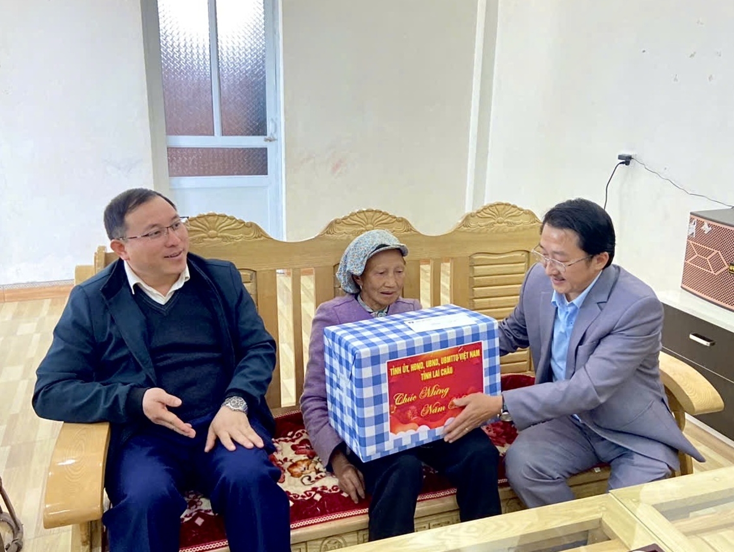 Đồng chí Sùng A Hồ - Phó Bí thư Thường trực Tỉnh ủy, Chủ tịch Ủy ban MTTQ Việt Nam tỉnh tặng quà gia đình người có công