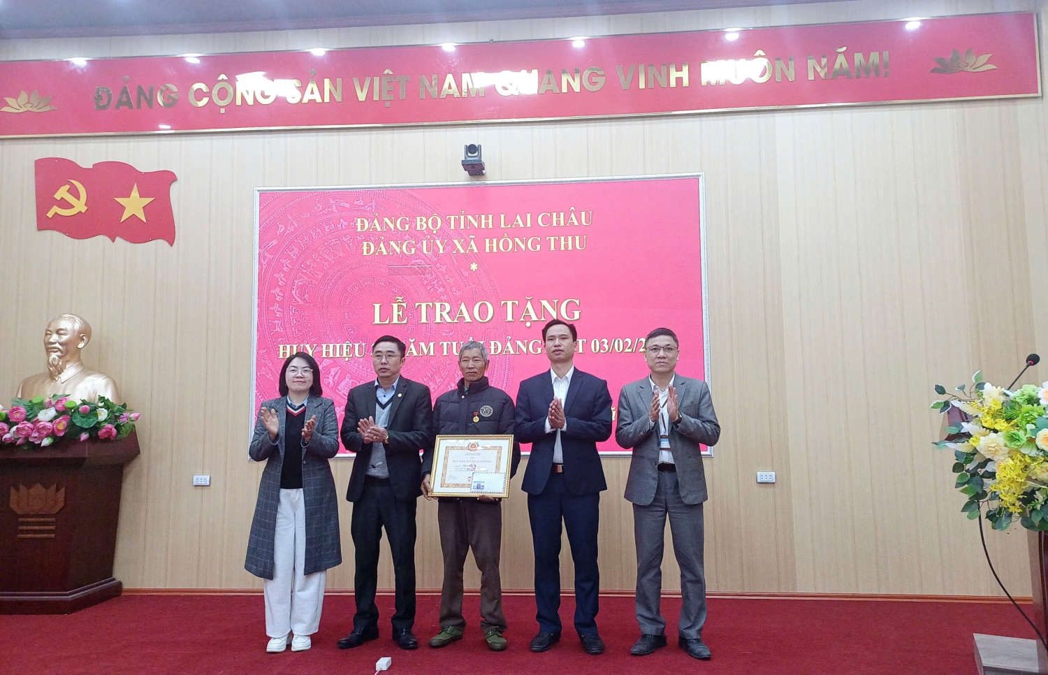 Các đồng chí Thường trực Đảng ủy trao huy hiệu 30 năm tuổi Đảng cho đảng viên Thào A Vềnh