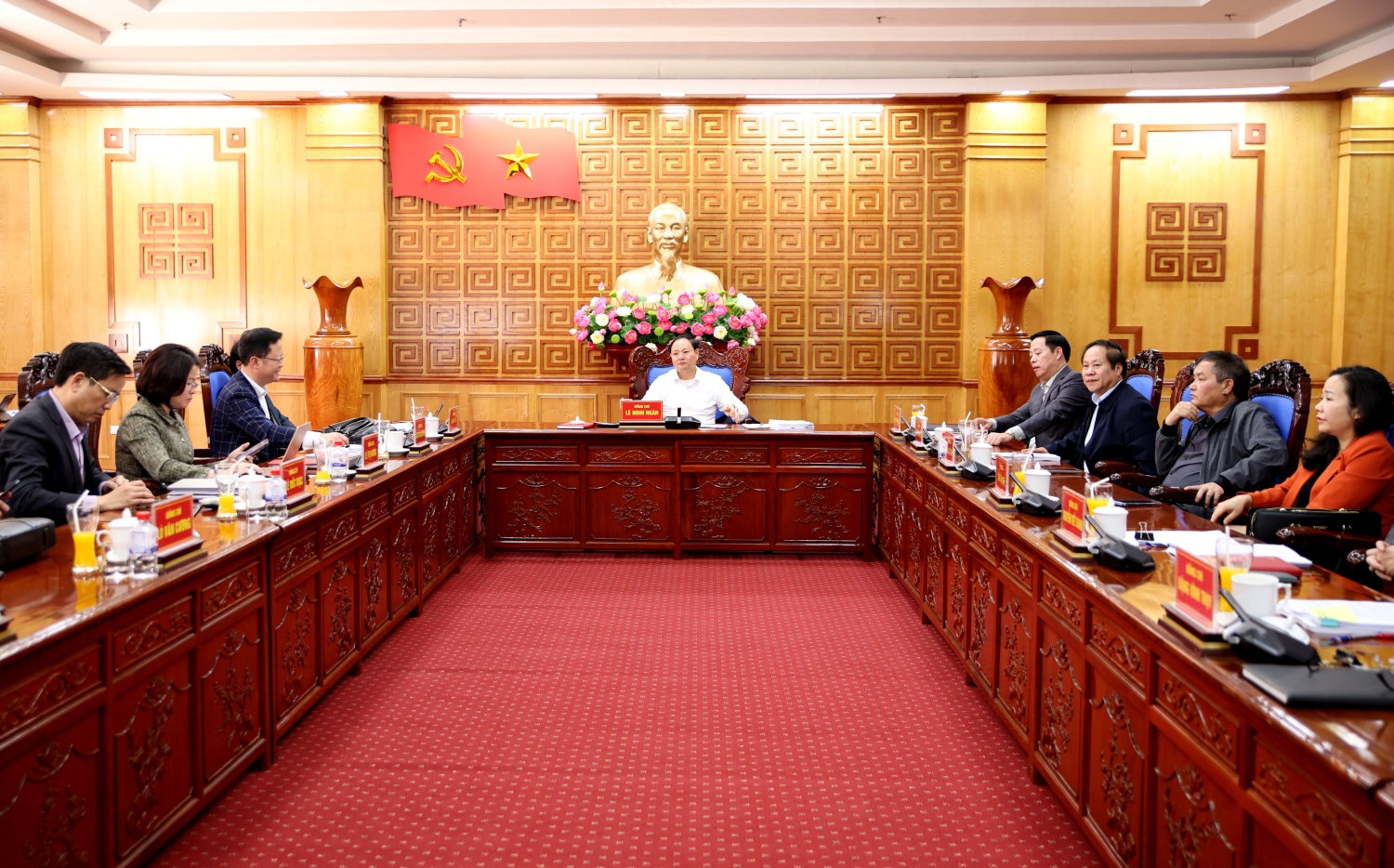 Quang cảnh cuộc họp