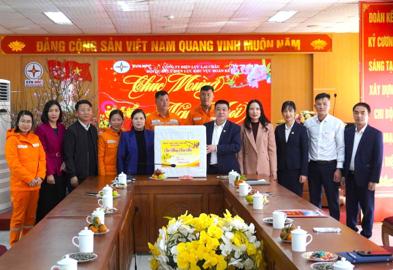 Đồng chí Giàng Páo Mỷ - Chủ tịch HĐND tỉnh, Trưởng đoàn Đại biểu Quốc hội tỉnh và Đoàn công tác trao quà của Tỉnh ủy, HĐND, UBND, Ủy ban MTTQ Việt Nam tỉnh cho Đội Quản lý điện lực khu vực Đoàn Kết