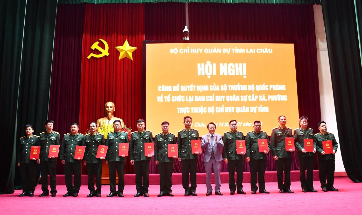 Đồng chí Sùng A Hồ - Phó Bí thư Thường trực Tỉnh ủy, Chủ tịch Ủy ban MTTQ Việt Nam tỉnh trao quyết định cho sĩ quan chính quy giữ chức Chỉ huy trưởng Ban CHQS cấp xã