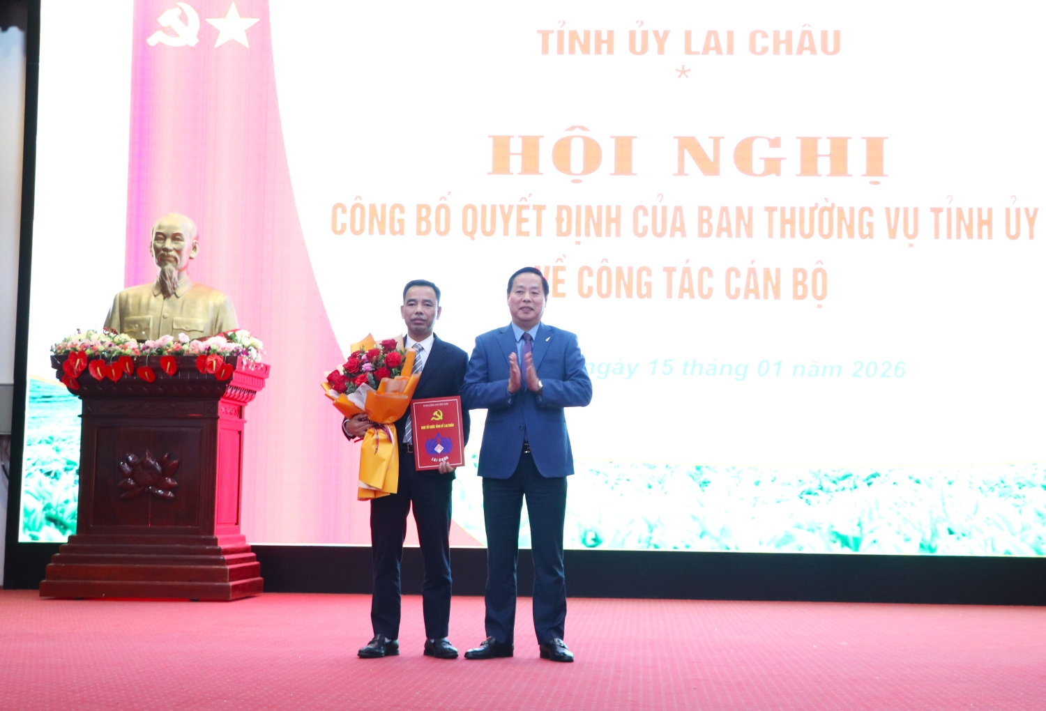 Đồng chí chí Hà Quang Trung - Phó Bí thư Tỉnh ủy, Chủ tịch UBND tỉnh trao Quyết định và tặng hoa chúc mừng đồng chí Nguyễn Minh Hiệu