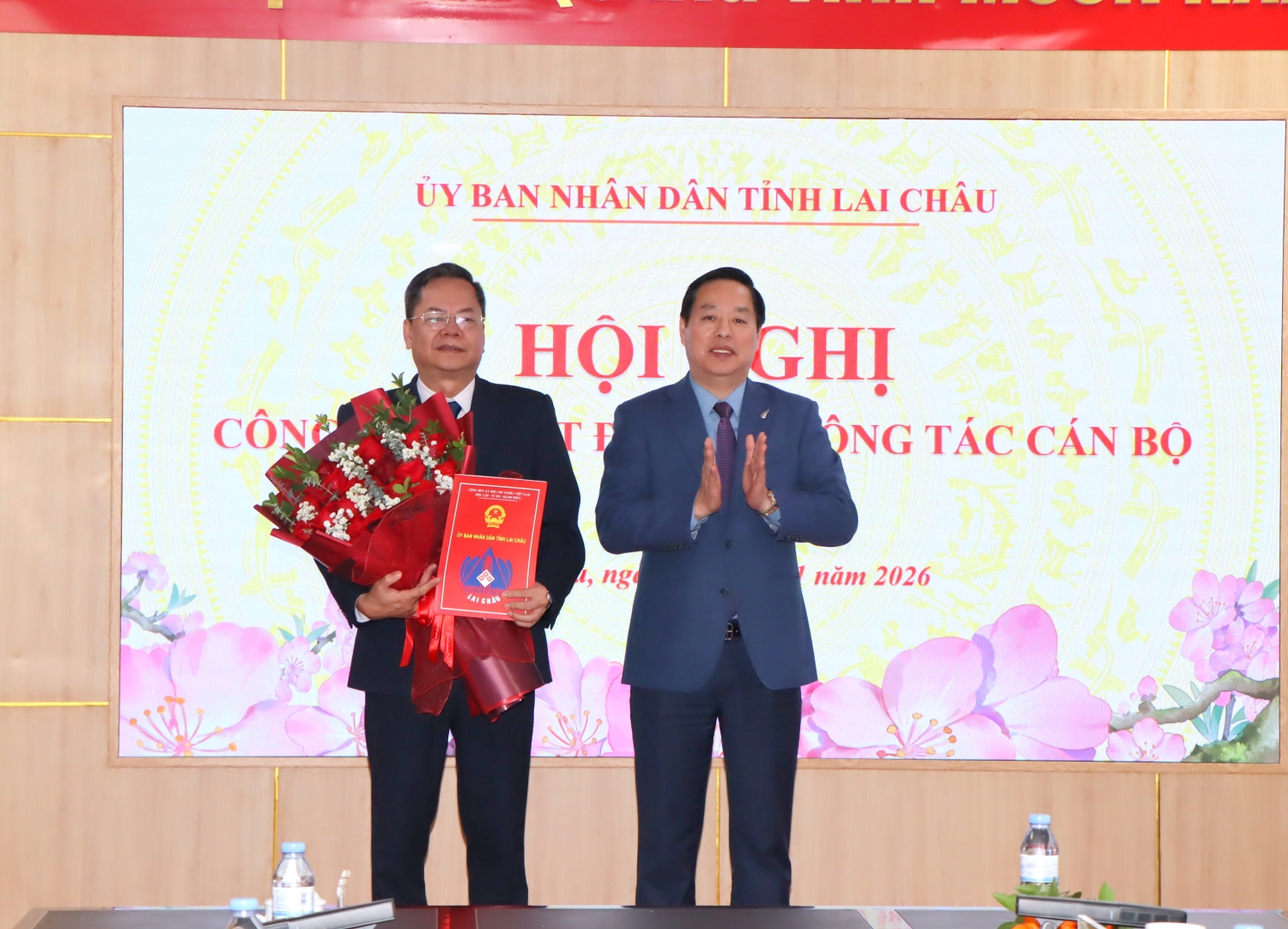 Đồng chí Hà Quang Trung - Phó Bí thư Tỉnh uỷ, Chủ tịch UBND tỉnh trao quyết định cho đồng chí Dương Đình Đức - Giám đốc Sở Khoa học và Công nghệ