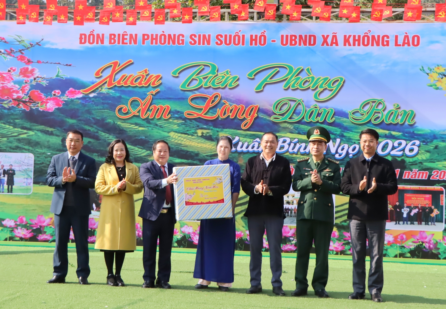 Các đồng chí lãnh đạo HĐND, UBND, Ủy ban MTTQ Việt Nam tỉnh, Đoàn Đại biểu Quốc hội tỉnh tặng quà cho đại diện bản Khổng Lào