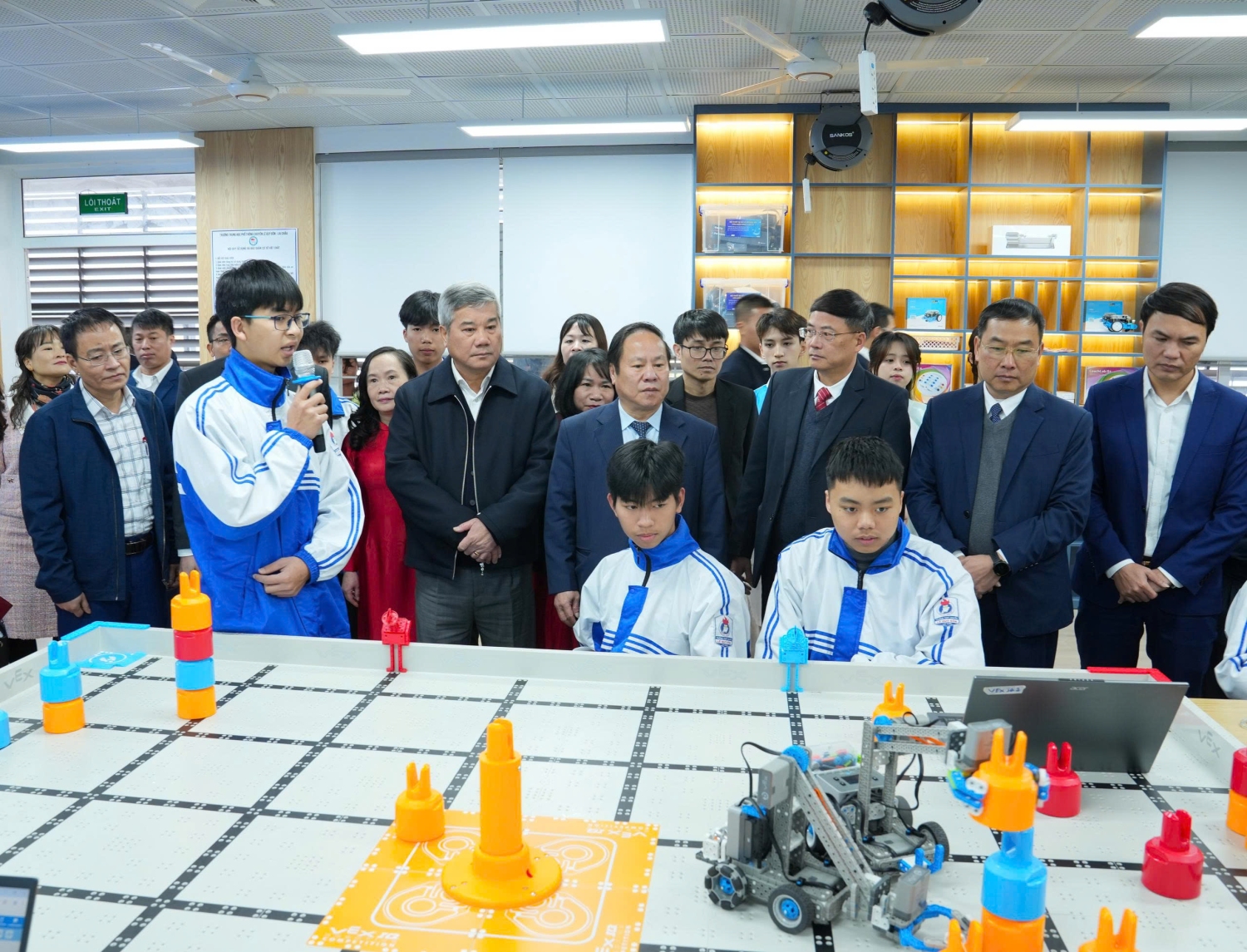 Các đồng chí lãnh đạo Petrovietnam, lãnh đạo tỉnh và các đại biểu tham quan phòng học STEM tại Trường THPT chuyên Lê Quý Đôn