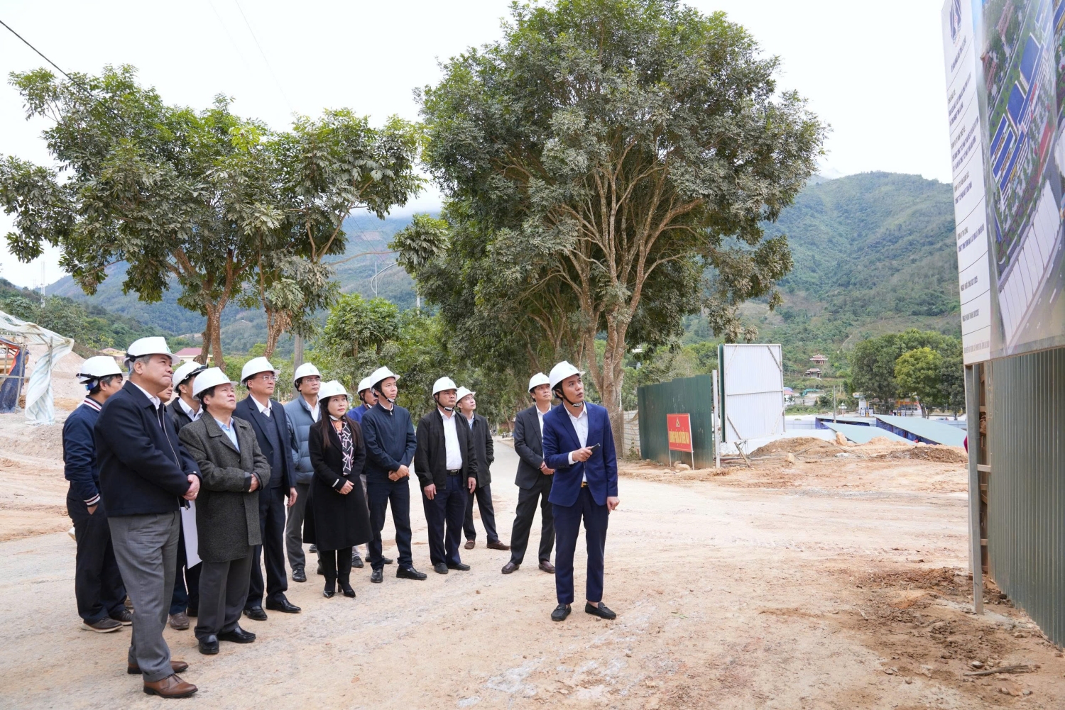 Đoàn công tác xem phối cảnh tổng thể công trình và nghe đại diện Ban Quản lý Dự án Đầu tư xây dựng tỉnh Lai Châu báo cáo tiến độ triển khai