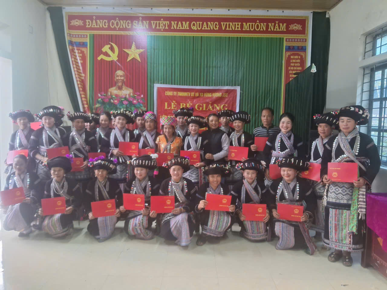 Các học viên lao động nông thôn nhận chứng chỉ sơ cấp nghề chăn nuôi gia súc, gia cầm tại bản Coóc Cuông, xã Bản Bo