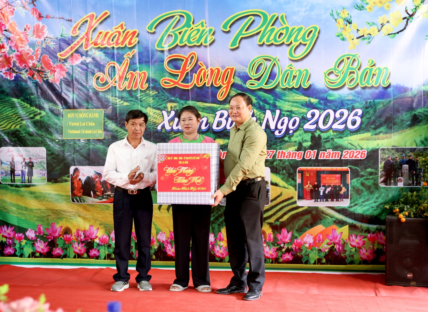 Đồng chí Lê Minh Ngân - Ủy viên Trung ương Đảng, Bí thư Tỉnh uỷ tặng quà cho bản Nà Vàng, xã Khổng Lào