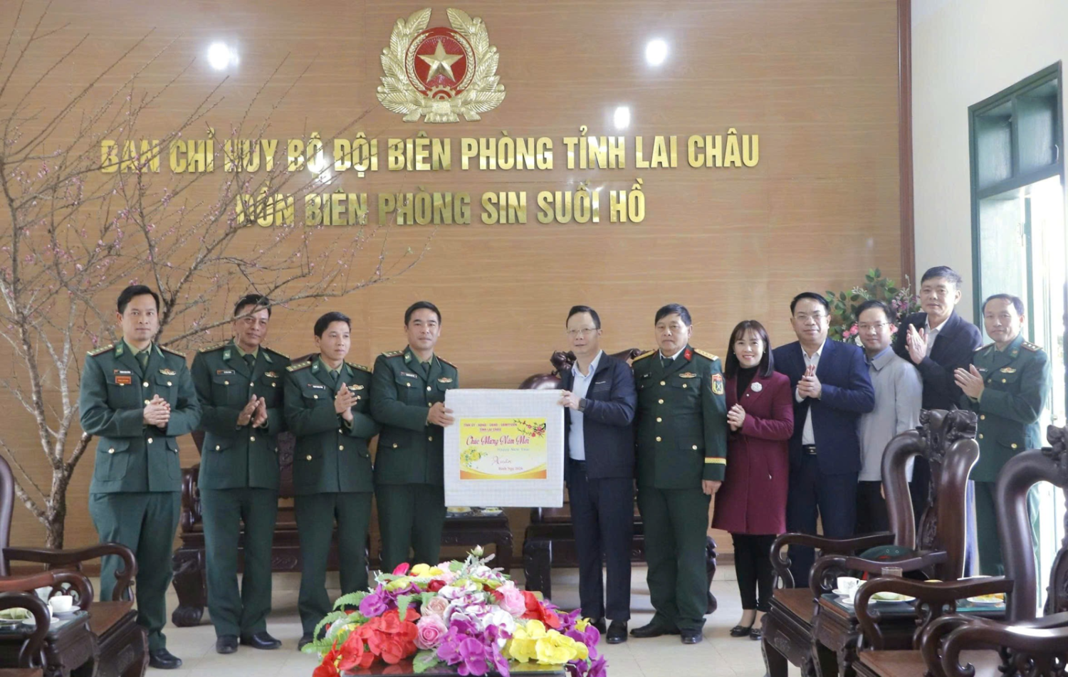 Đồng chí Phó Bí thư Tỉnh ủy, Chủ nhiệm Ủy ban Kiểm tra Tỉnh ủy Nguyễn Ngọc Vinh, các đồng chí trong Đoàn công tác của tỉnh, đại diện lãnh đạo xã tặng quà động viên cán bộ, chiến sĩ Đồn Biên phòng Sin Suối Hồ