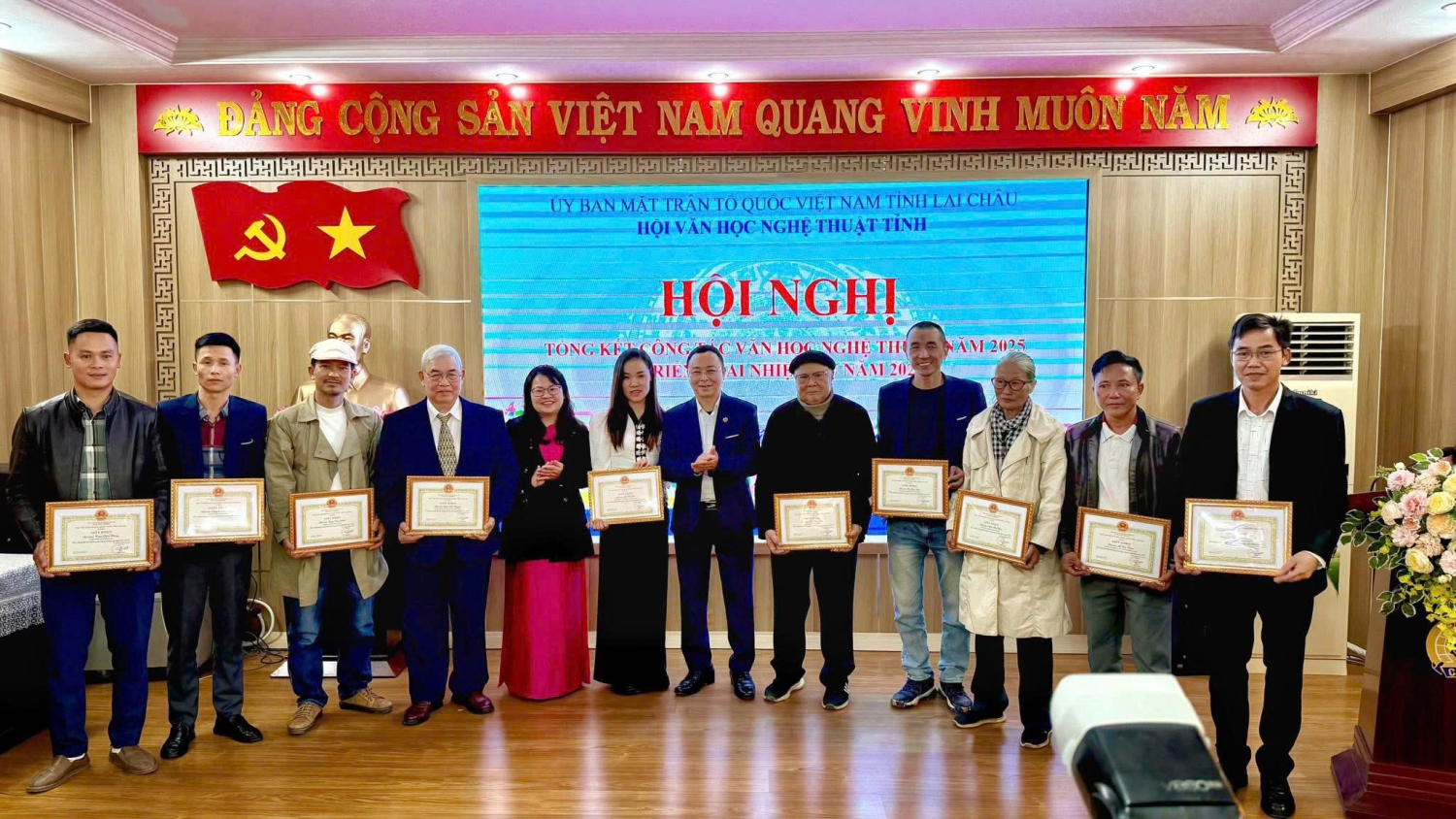 Lãnh đạo Hội Văn học - Nghệ thuật tỉnh tặng giấy khen cho các văn nghệ sỹ tiêu biểu năm 2025