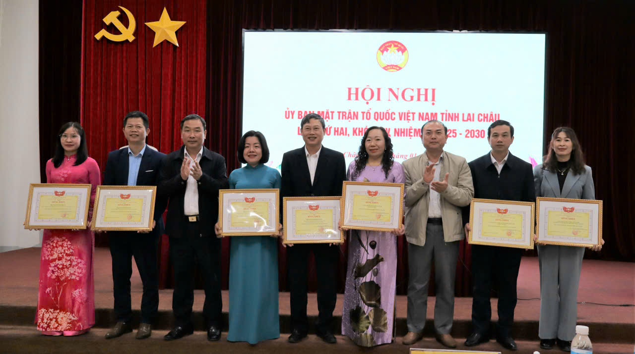 Thừa ủy quyền của Chủ tịch Ủy ban Trung ương MTTQ Việt Nam, đồng chí Thường trực HĐND tỉnh và lãnh đạo Ủy ban MTTQ Việt Nam tỉnh trao Bằng khen cho các tập thể và cá nhân