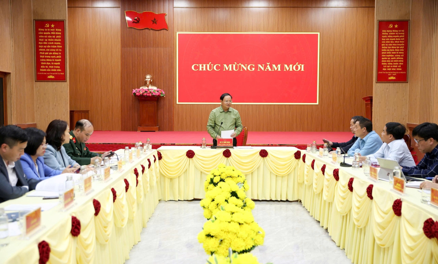 Quang cảnh buổi làm việc