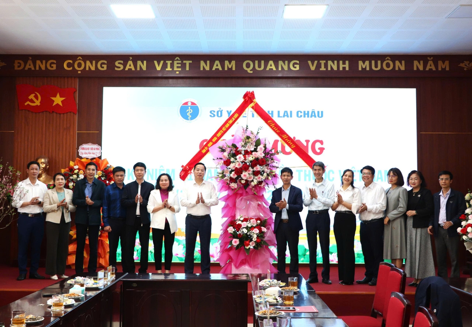 Chủ tịch UBND tỉnh Hà Quang Trung tặng hoa chúc mừng và chụp ảnh lưu niệm với Ban Giám đốc và các phòng chuyên môn của Sở Y tế
