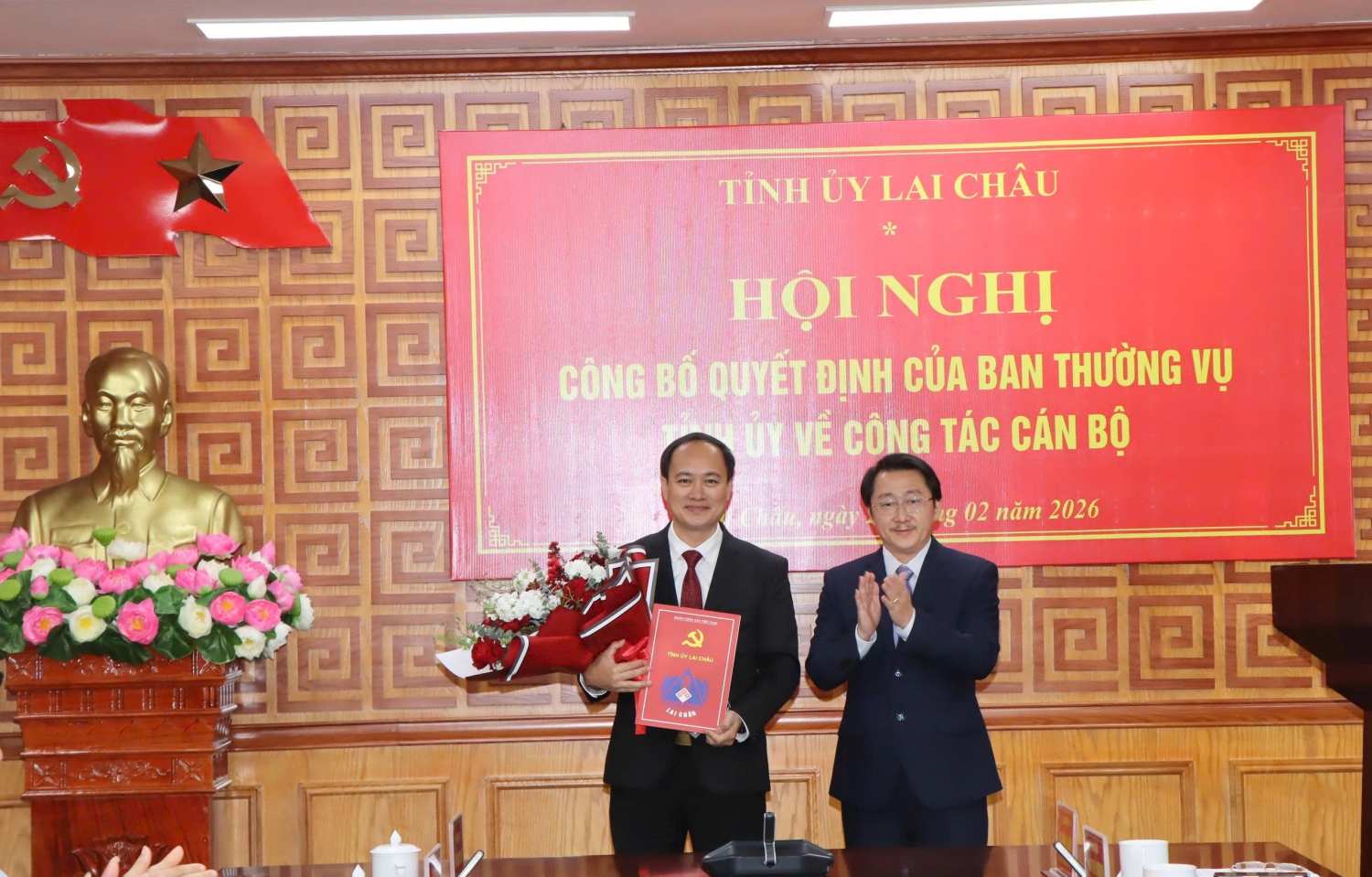 Đồng chí Sùng A Hồ - Phó Bí thư Thường trực Tỉnh uỷ trao Quyết định và tặng hoa chúc mừng đồng chí Trần Quốc Bình