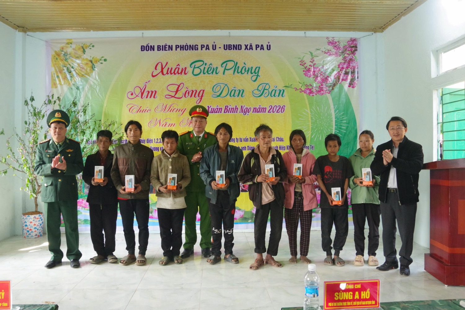 Đồng chí Sùng A Hồ - Phó Bí thư Thường trực Tỉnh ủy, Chủ tịch Ủy ban Mặt trận Tổ quốc Việt Nam và lãnh đạo Ban Chỉ huy Bộ đội Biên phòng tỉnh, Công an xã tặng điện thoại cho người dân