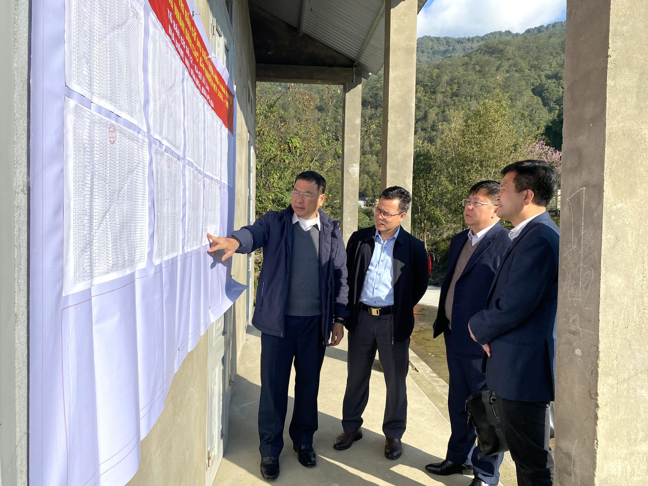 Đoàn Kiểm tra đã đi kiểm tra thực tế việc niêm yết công khai danh sách cử tri tại các tổ bầu cử trên địa bàn xã Sì Lở Lầu