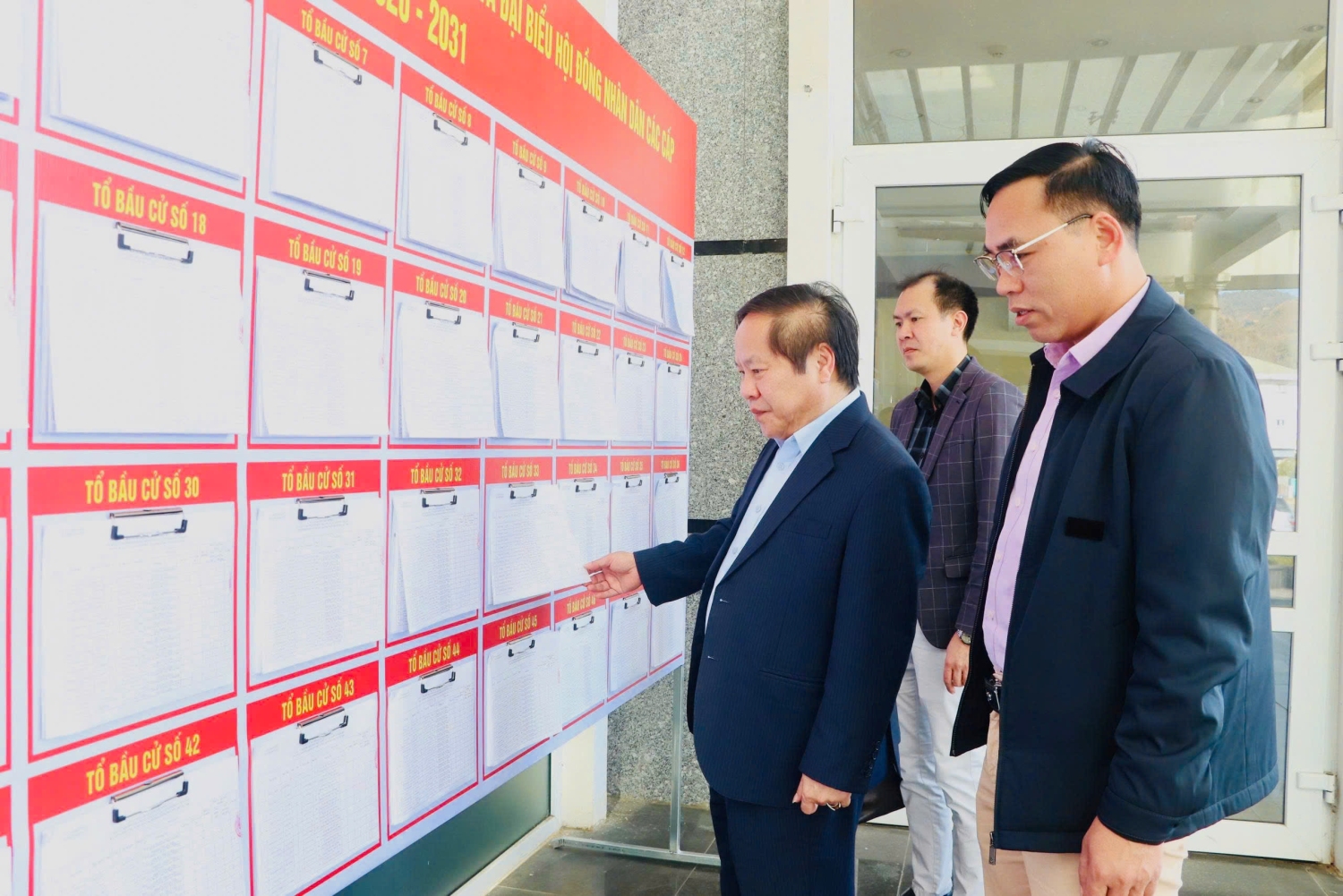 Đồng chí Phó Chủ tịch Thường trực UBND tỉnh kiểm tra danh sách cử tri được niêm yết tại trụ sở UBND Phường Đoàn Kết