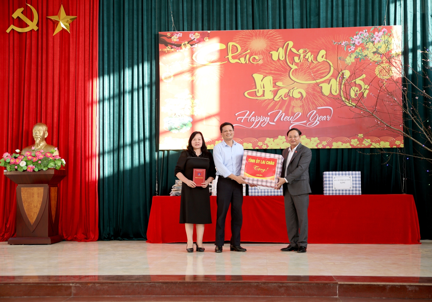 Bí thư Tỉnh uỷ Lê Minh Ngân tặng quà của Tỉnh uỷ cho Cơ sở Bảo trợ xã hội tổng hợp nhân dịp Tết Nguyên đán Bính Ngọ năm 2026