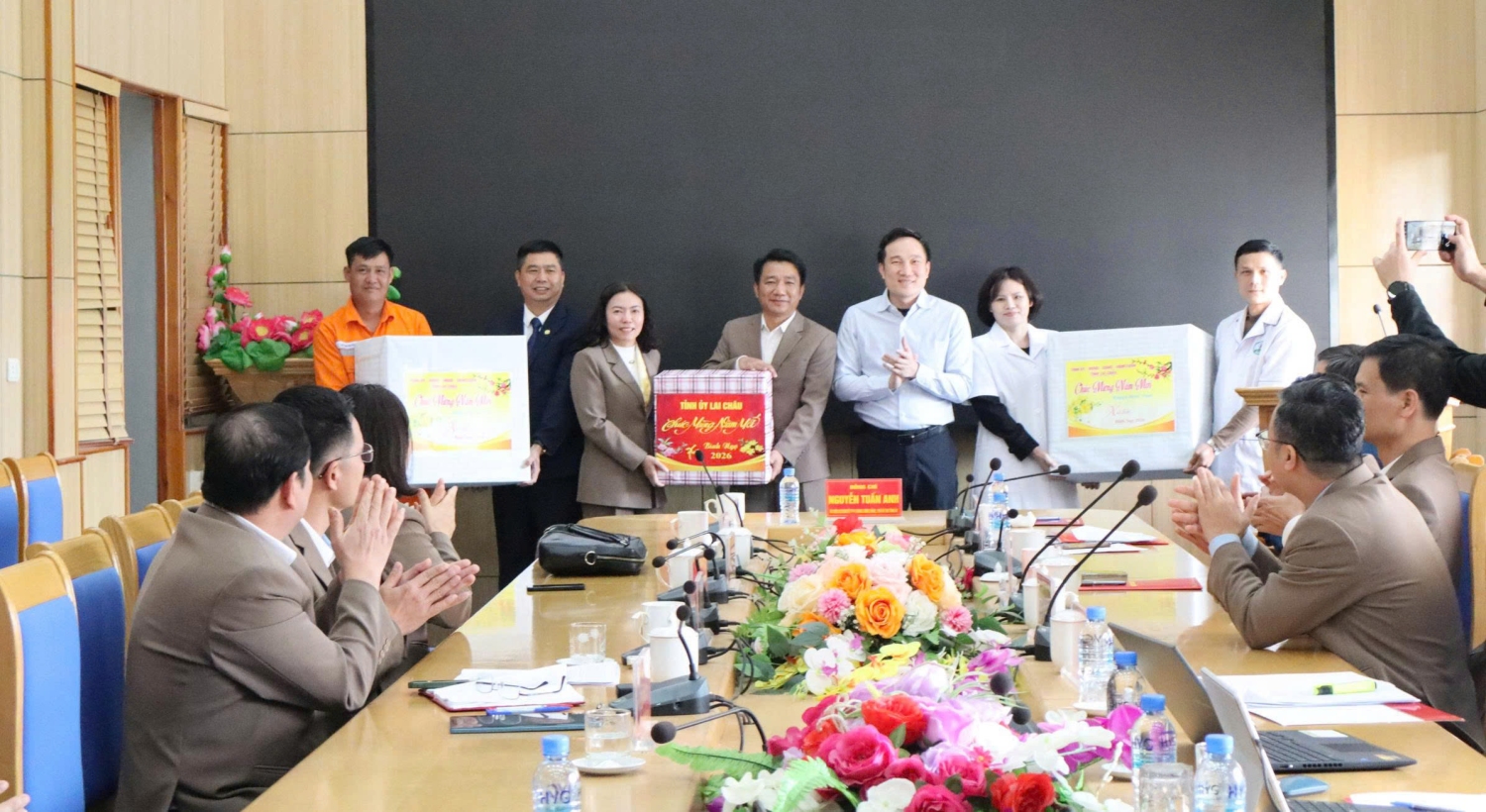 Đồng chí Phó Bí thư Tỉnh uỷ Nguyễn Tuấn Anh tặng quà cho Đảng uỷ và các đơn vị trực Tết tại xã Bum Tở