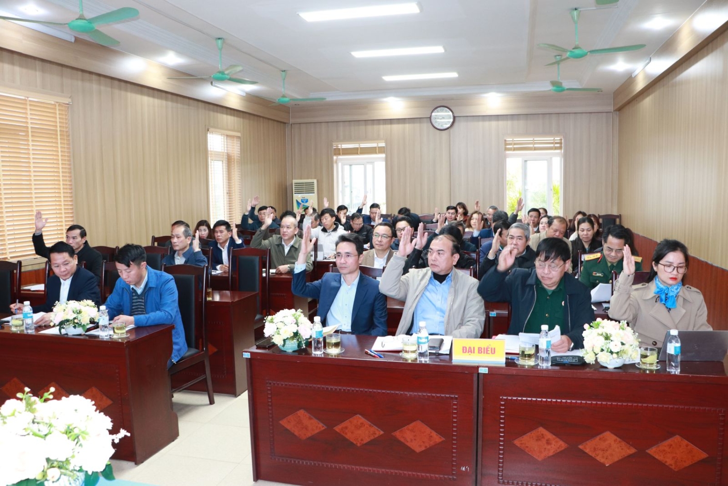 Các đại biểu biểu quyết thông qua biên bản và danh sách sơ bộ những người ứng cử đại biểu Quốc hội khoá XVI