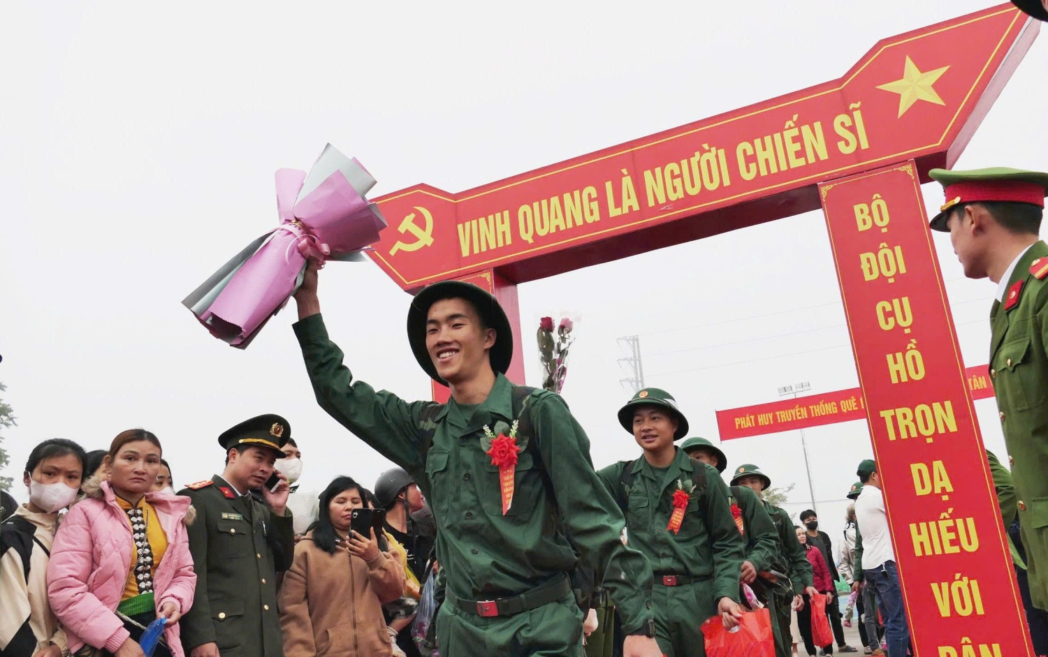 Các tân binh nô nức lên đường tham gia nhập ngũ