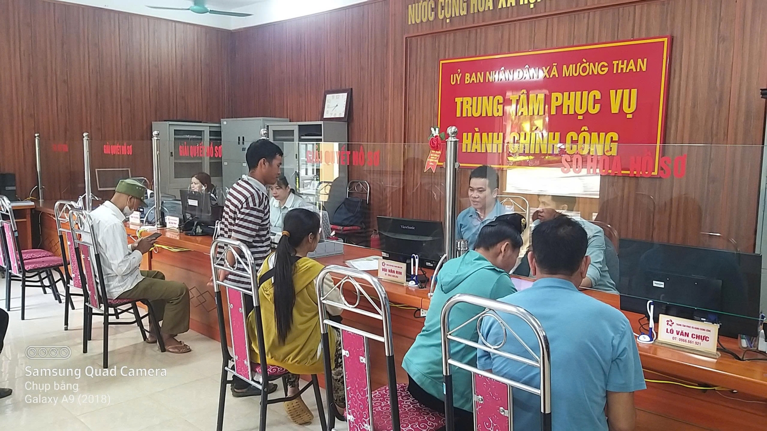 Người dân đến giao dịch tại Trung tâm phục vụ hành chính công xã Mường Than