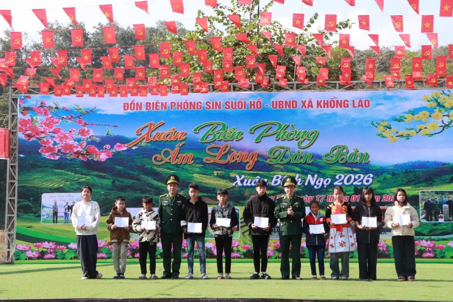 [22/02/2026 11:31:32] Hoàng Hợi: Bộ đội Biên phòng tặng quà cho "Con nuôi Đồn biên phòng" trong Chương trình Xuân Biên phòng năm 2026, góp phần thắt chật mối quan hệ gắn bộ với Nhân dân