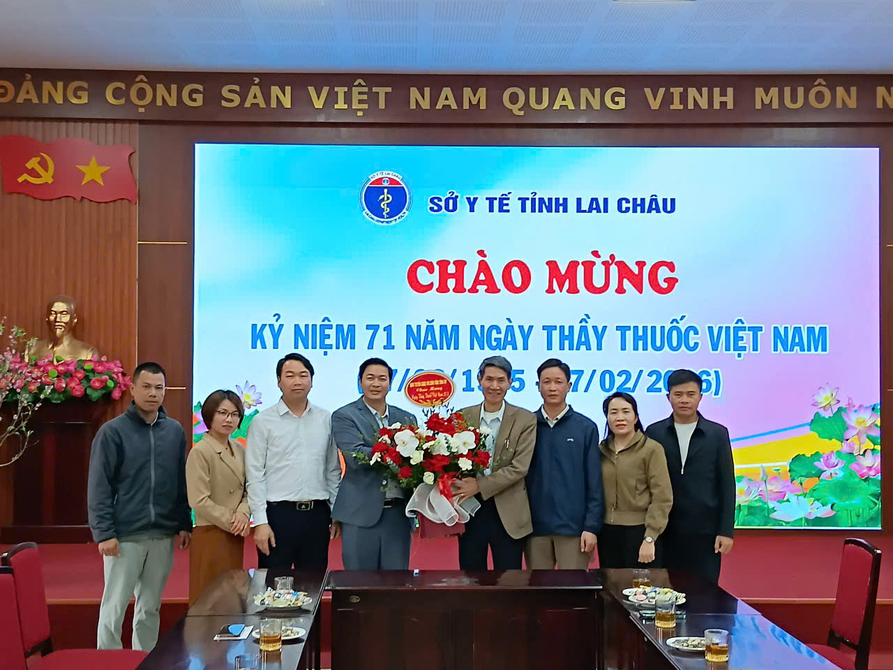 Đồng chí Nguyễn Đình Toán - Phó Trưởng Ban Tuyên giáo và Dân vận Tỉnh ủy tặng hoa chúc mừng lãnh đạo Sở Y tế và cán bộ, viên chức Ngành Y tế nhân Ngày Thầy thuốc Việt Nam 27/02