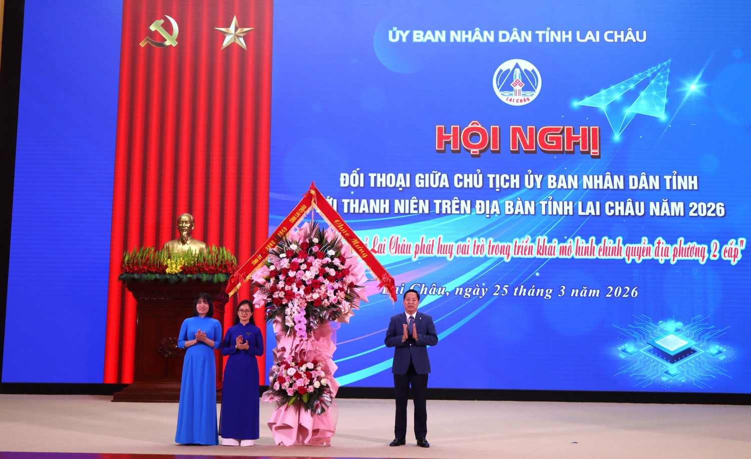 Đồng chí Hà Quang Trung - Phó Bí thư Tỉnh ủy, Chủ tịch UBND tỉnh tặng hoa chúc mừng Ban chấp hành Tỉnh đoàn nhân ngày kỷ niệm 95 năm Ngày thành lập Đoàn Thanh niên Cộng sản Hồ Chí Minh