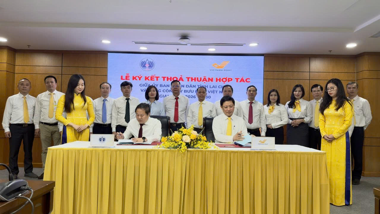 Đồng chí Tống Thanh Hải - Ủy viên Ban Thường vụ Tỉnh ủy, Phó Chủ tịch Thường trực UBND tỉnh và đồng chí Chu Quang Hào - Tổng Giám đốc Tổng công ty Bưu điện Việt Nam Ký kết Thỏa thuận hợp tác