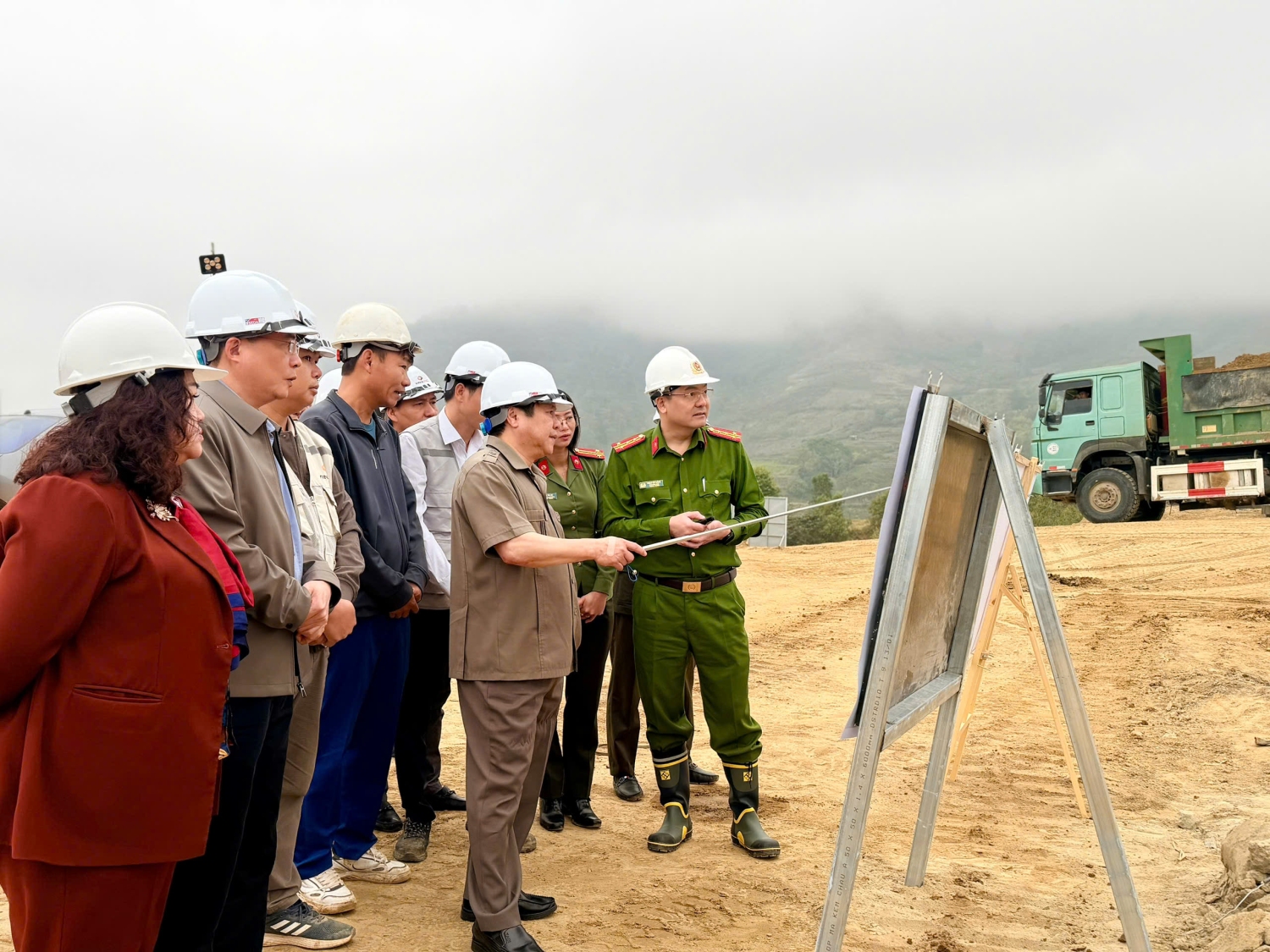 Đoàn công tác kiểm tra tiến độ xây dựng Trường phổ thông nội trú liên cấp TH&THCS xã Dào San