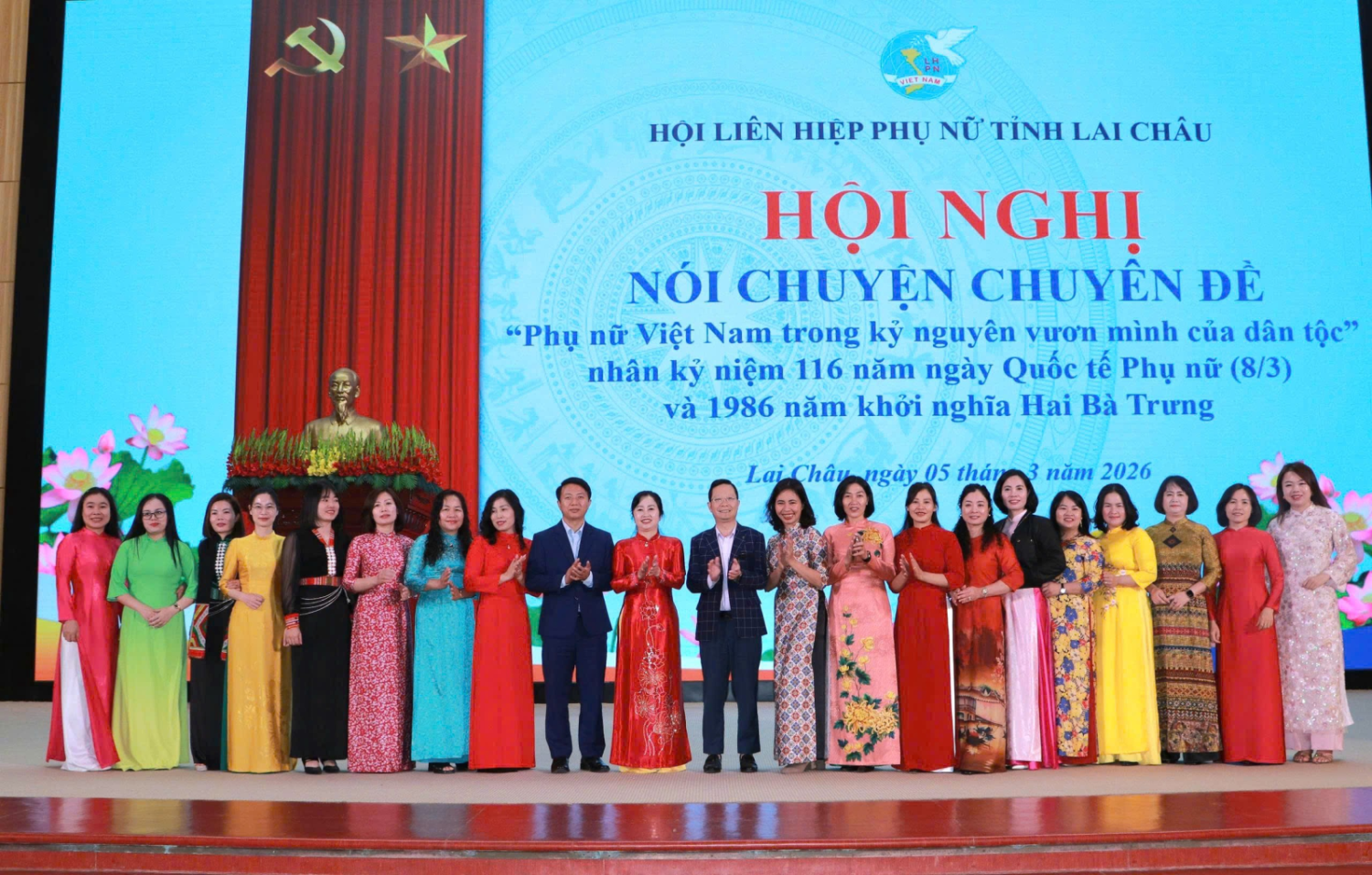 Đồng chí Nguyễn Ngọc Vinh - Phó Bí thư Tỉnh ủy, Chủ tịch Ủy ban MTTQ Việt Nam tỉnh, Chủ nhiệm Ủy ban Kiểm tra Tỉnh ủy và các đại biểu chụp ảnh lưu niệm tại Hội nghị.