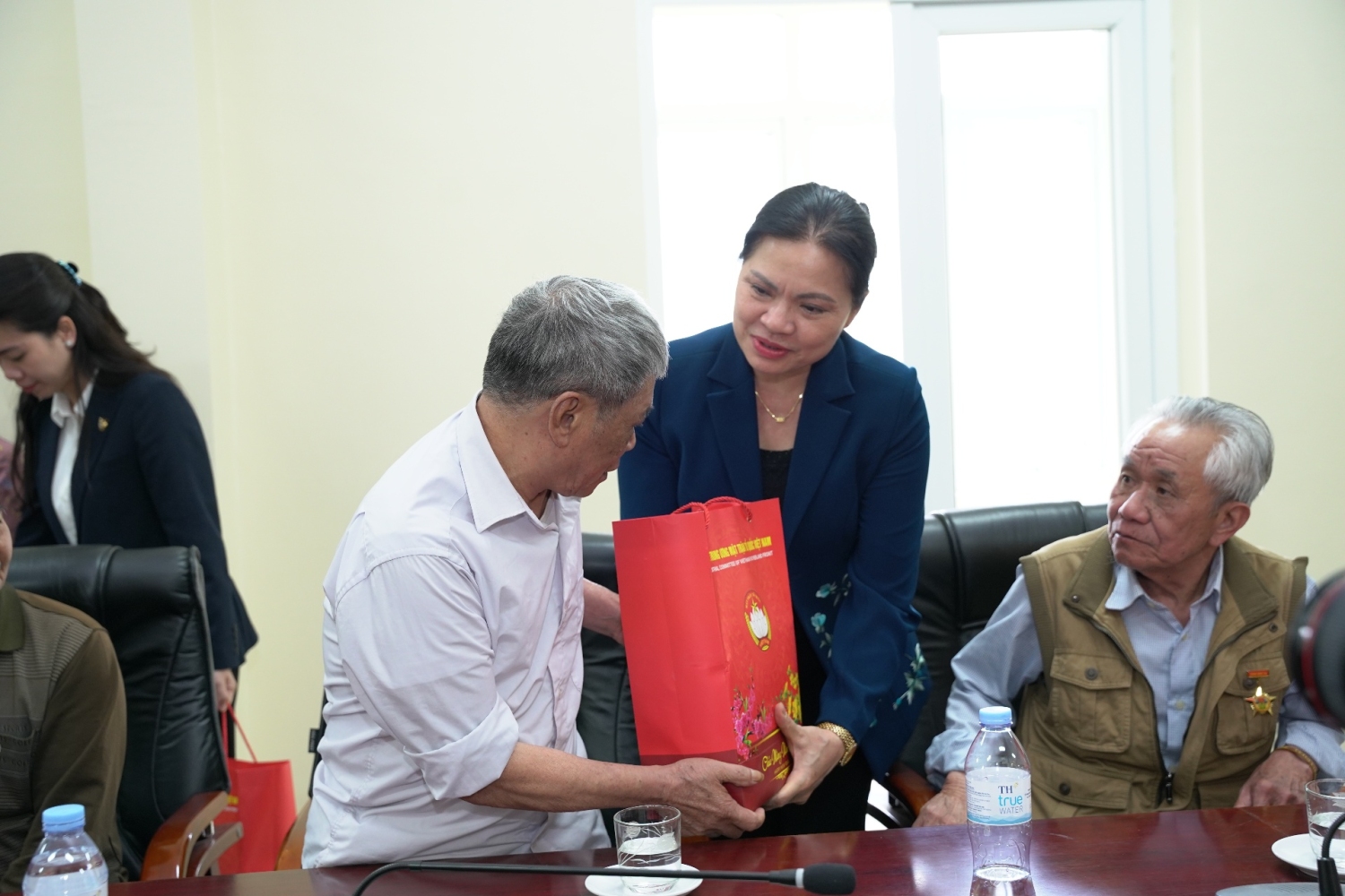 Đồng chí Hà Thị Nga - Ủy viên Ban Chấp hành Trung ương Đảng, Phó Chủ tịch, Tổng Thư ký Ủy ban Trung ương MTTQ Việt Nam tặng quà cho gia đình chính sách