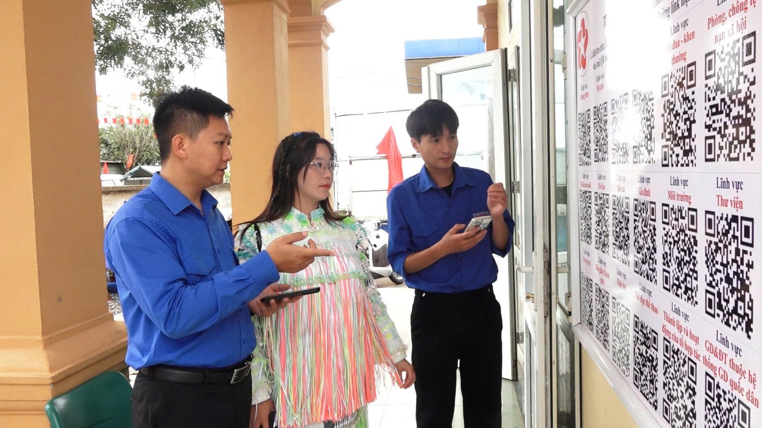 Đoàn viên thanh niên hướng dẫn người dân sử dụng dịch vụ công trực tuyến