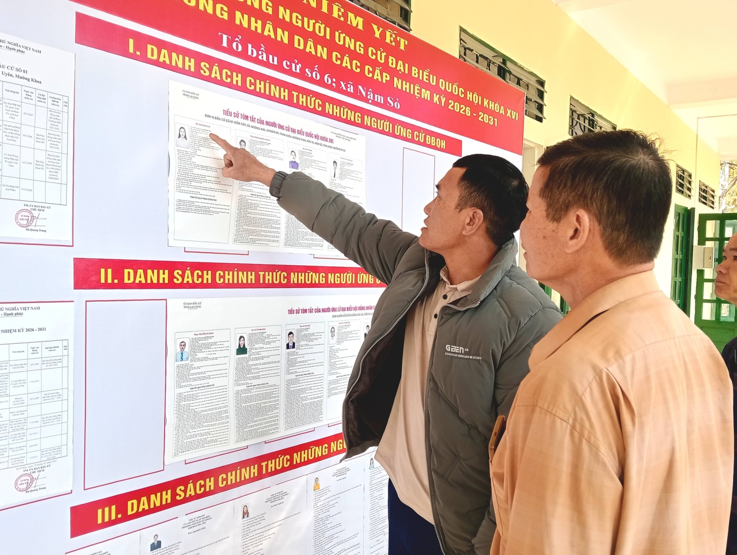 Cử tri tổ bầu cử số 6 nghiên cứu tiểu sử người ứng cử đại biểu Quốc hội khoá XVI và đại biểu HĐND các cấp nhiệm kỳ 2026-2031