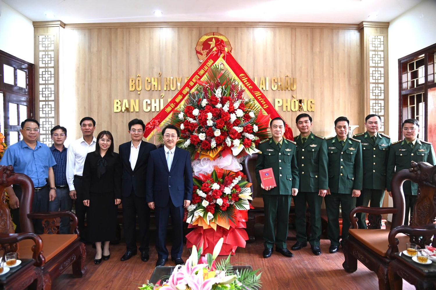 Đoàn công tác tặng lẵng hoa chúc mừng của Tỉnh ủy, HĐND, UBND, Ủy ban MTTQ Việt Nam tỉnh