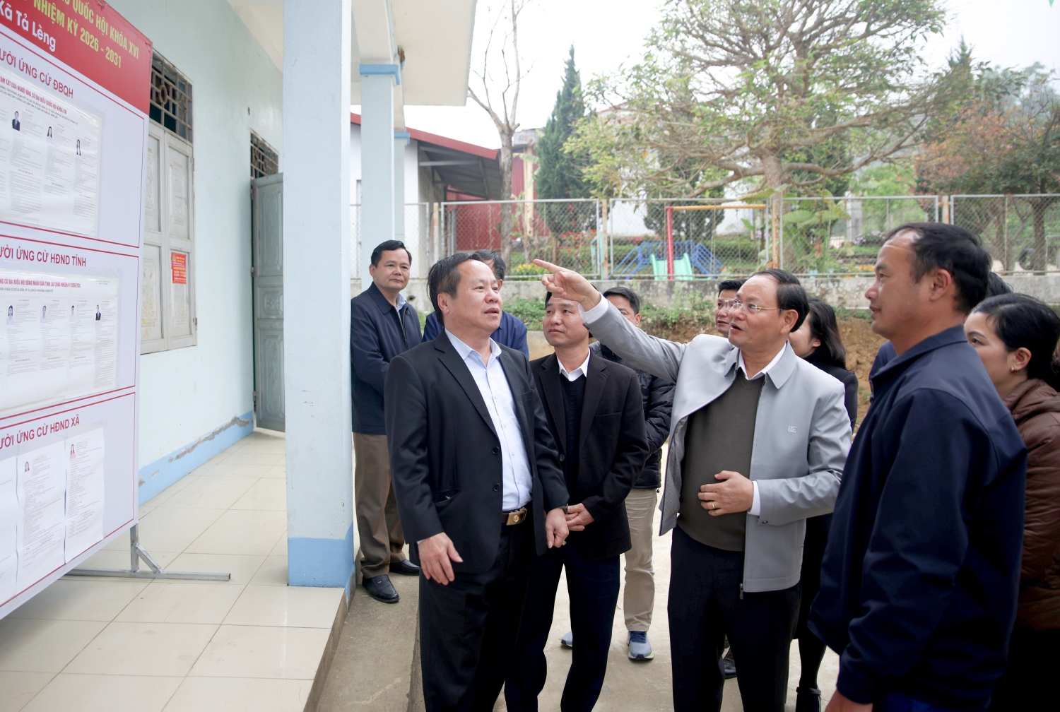 Đồng chí Lê Minh Ngân - Ủy viên Ban Chấp hành Trung ương Đảng, Bí thư Tỉnh ủy chỉ đạo xã tăng cường tuyên truyền, vận động Nhân dân tham gia bầu cử