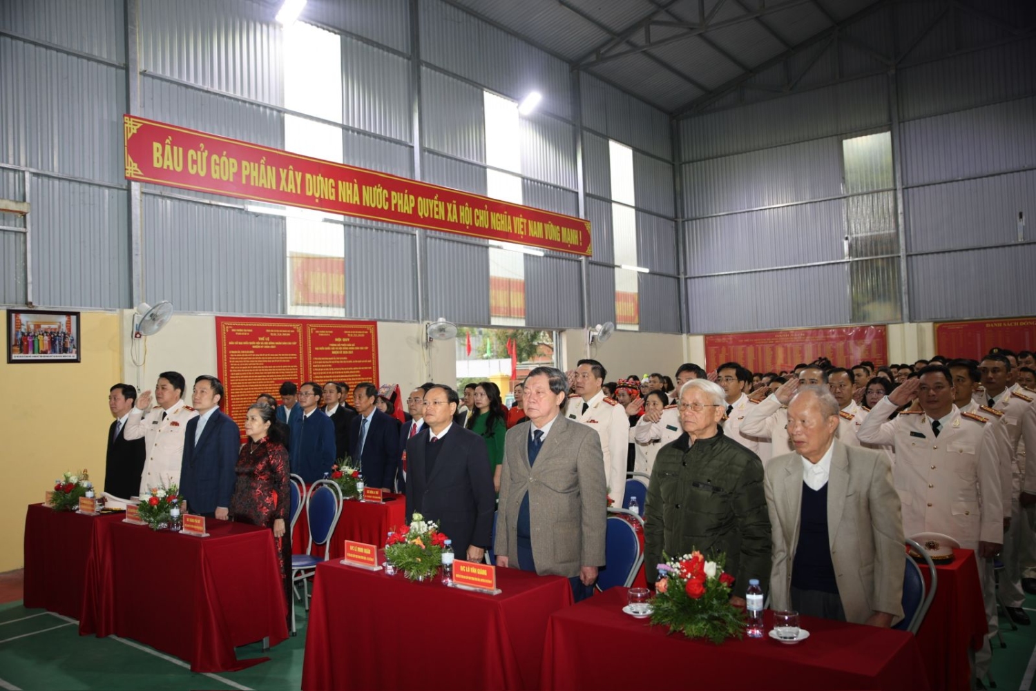 Đồng chí Lê Minh Ngân - Bí thư Tỉnh ủy cùng các đại biểu thực hiện nghi lễ chào cờ tại Khu vực bỏ phiếu số 19, phường Tân Phong