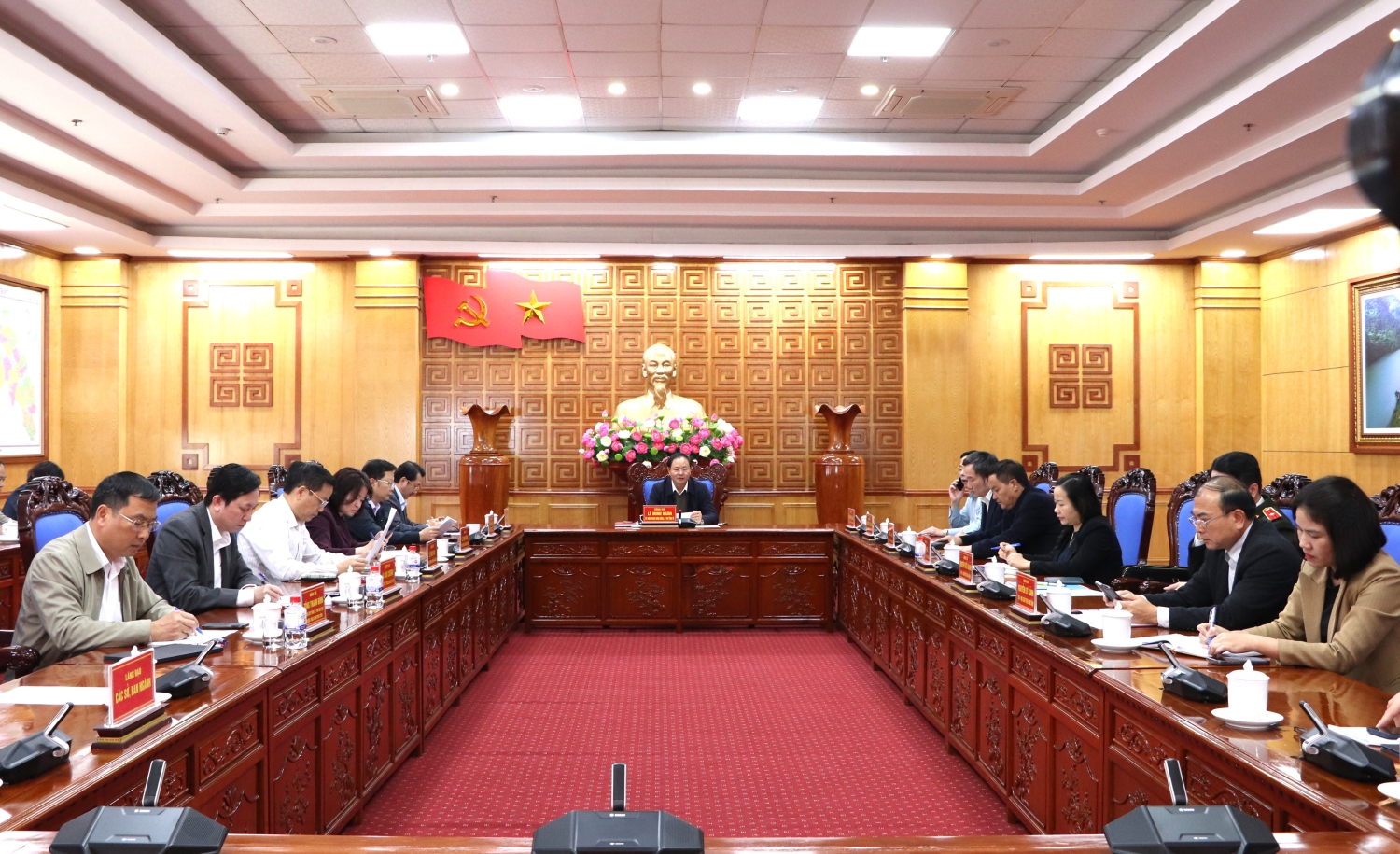 Quang cảnh cuộc họp