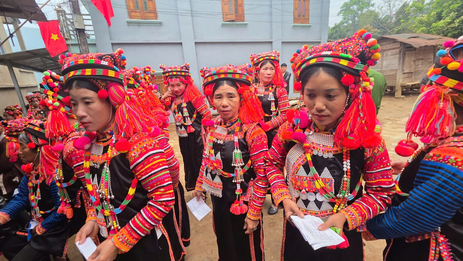 Chị em phụ nữ dân tộc trong bộ trang phục truyền thống đẹp nhất đi tham gia bầu cử, thực hiện quyền và nghĩa vụ công dân