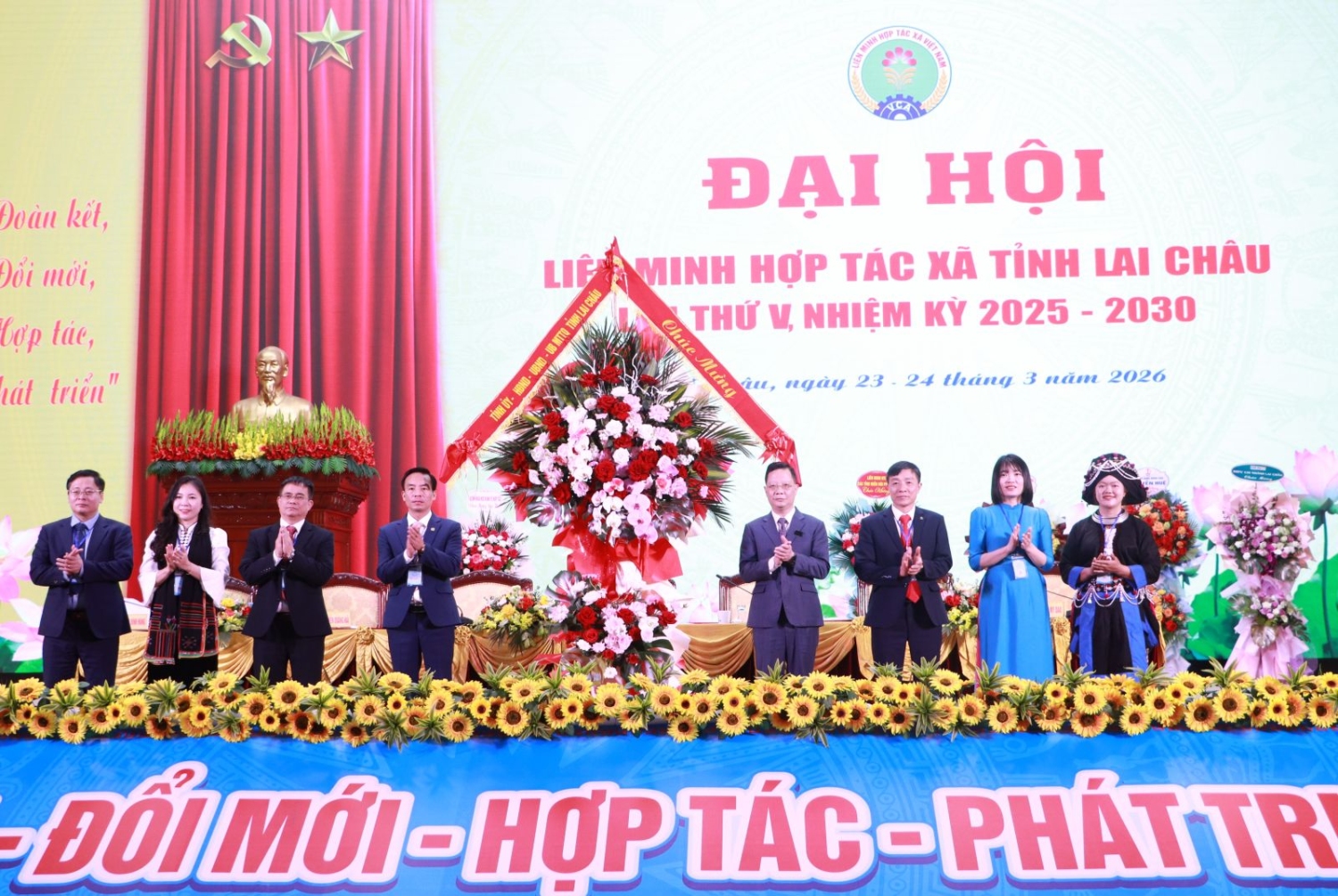 Đồng chí Nguyễn Ngọc Vinh - Phó Bí thư Tỉnh ủy, Chủ tịch Ủy ban MTTQ Việt Nam tỉnh, Chủ nhiệm Ủy ban Kiểm tra Tỉnh ủy tặng lẵng hoa chúc mừng Đại hội