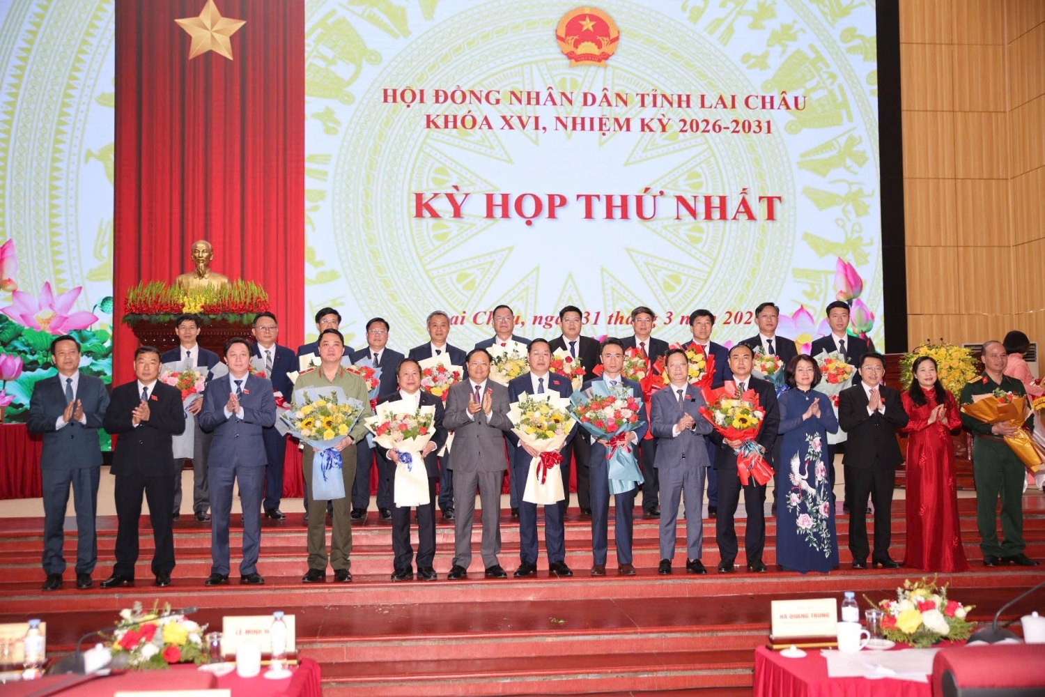Các đồng chí Ủy viên Ban Thường vụ Tỉnh uỷ, Thường trực HĐND tỉnh khóa XVI tặng hoa chúc mừng tập thể lãnh đạo UBND tỉnh và các Ủy viên UBND tỉnh nhiệm kỳ 2026-2031