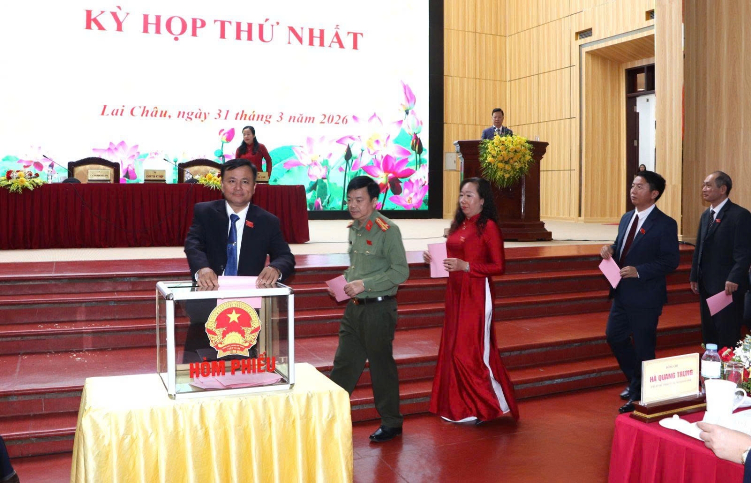 Các đại biểu Hội đồng nhân dân tỉnh bỏ phiếu bầu chức danh lãnh đạo chủ chốt nhiệm kỳ 2026-2031