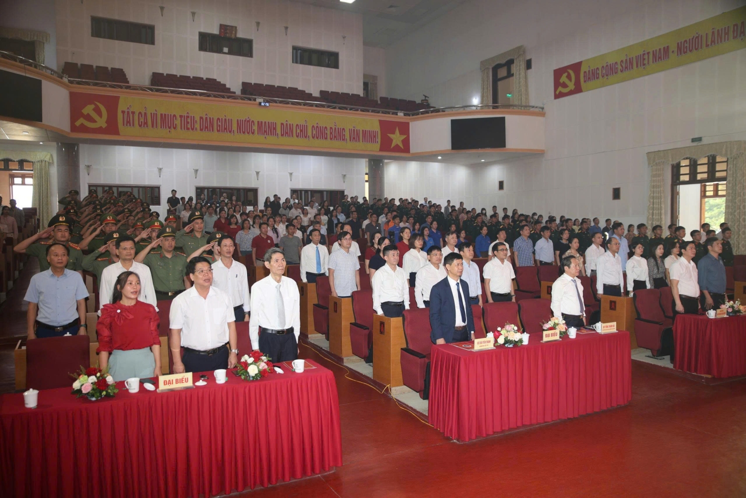 Đại biểu thực hiện nghi lễ chào cờ