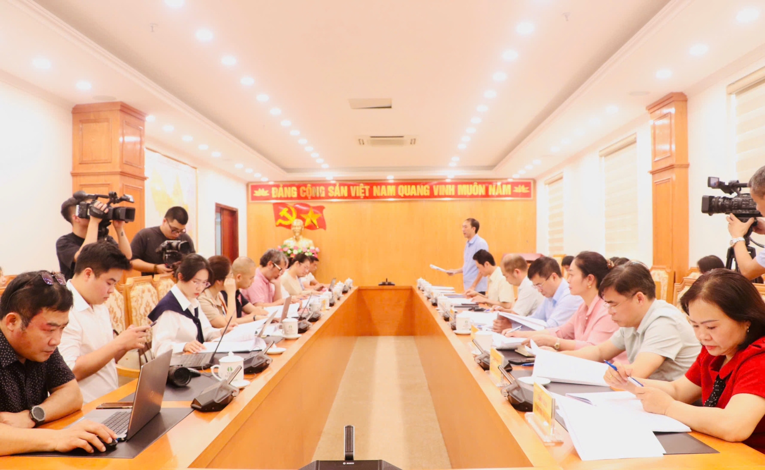 Quang cảnh cuộc họp