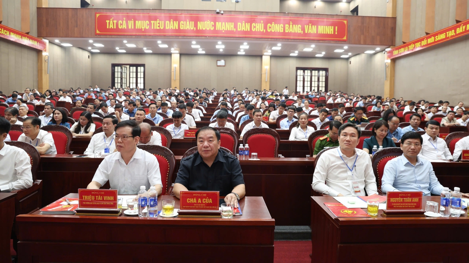 Đồng chí Nguyễn Tuấn Anh - Ủy viên dự khuyết Ban Chấp hành Trung ương Đảng, Phó Bí thư Thường trực Tỉnh uỷ cùng các đại biểu dự Hội nghị