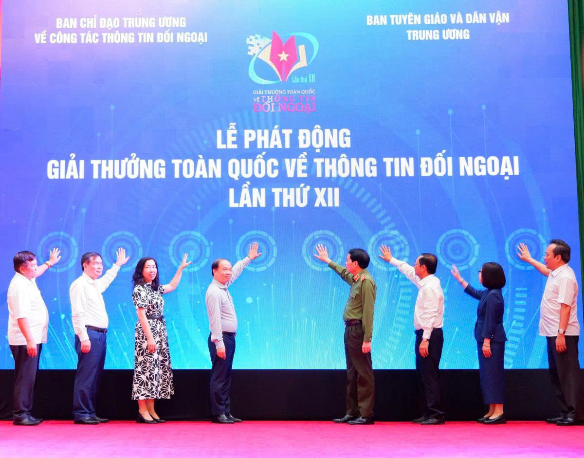 Các đồng chí lãnh đạo Ban Tuyên giáo và Dân vận Trung ương, Bộ Ngoại giao, Bộ Công an và các đại biểu thực hiện nghi thức phát động Giải thưởng toàn quốc về Thông tin đối ngoại lần thứ XII năm 2026